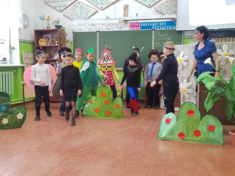 Проказы паучка на дороге.